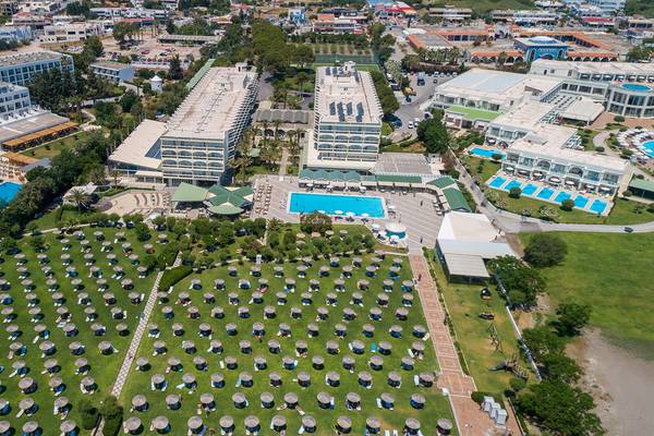 Apollo Beach Hotel mit Swimmingpools und Sonnenschirmen auf der Liegewiese