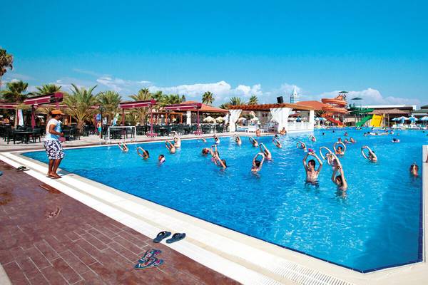 Gruppe von Menschen, die Wassergymnastik im Schwimmbad des Club Nena Hotels machen