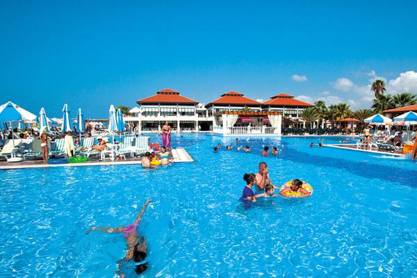 Schwimmbad im Club Nena Hotel mit vielen Gästen, die schwimmen und entspannen
