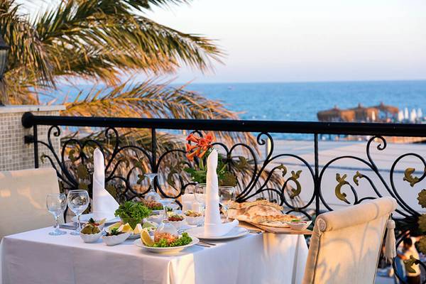 Meerblick vom Tisch im Club Nena Hotelrestaurant mit mediterranem Essen und Getränken