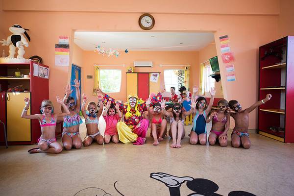 Gruppe von Kindern und einem Clown im Club Nena Hotel bei einem Clown-Kurs
