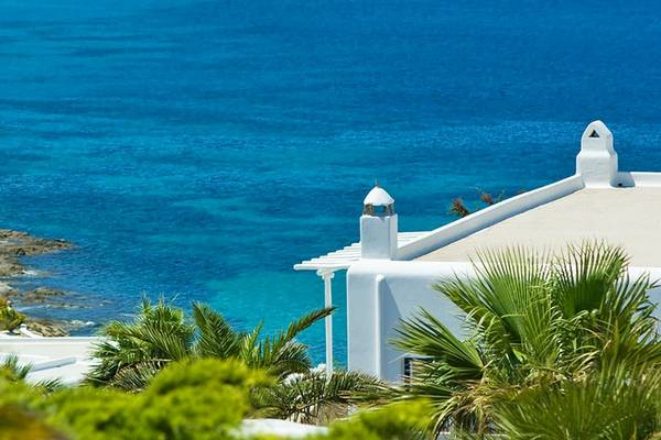 Aussicht auf das kristallklare Meer vom Mykonos Grand Hotel & Resort.
