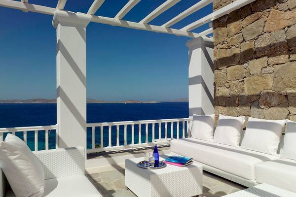 Terrasse des Mykonos Grand Hotel & Resort mit Blick auf das Meer.