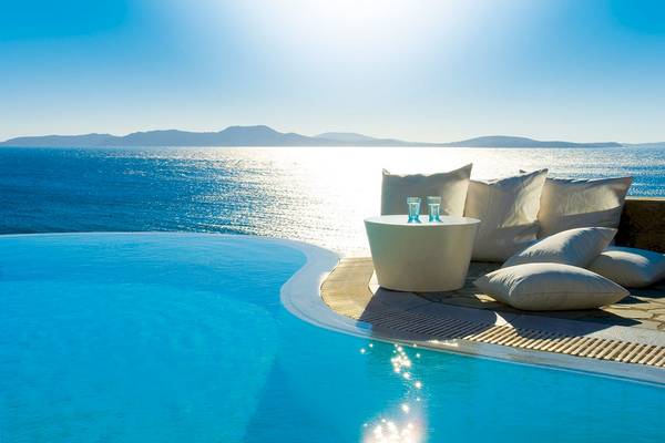 Mykonos Grand Hotel mit Infinity-Pool und Blick auf das Meer