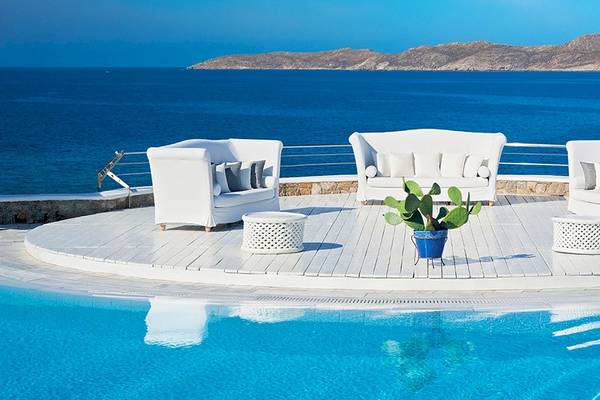 Sitzbereich am Pool des Mykonos Grand Hotel mit Blick auf das Meer