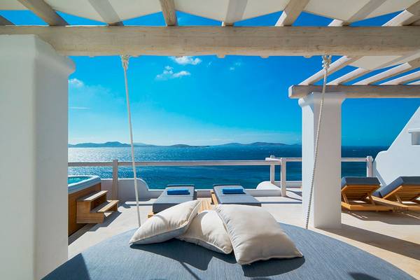 Terrasse des Mykonos Grand Hotel & Resort mit Blick auf das Meer und Inseln
