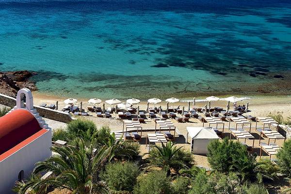 Luftaufnahme des Mykonos Grand Hotel & Resort mit Blick auf den Strand und das blaue Meer.
