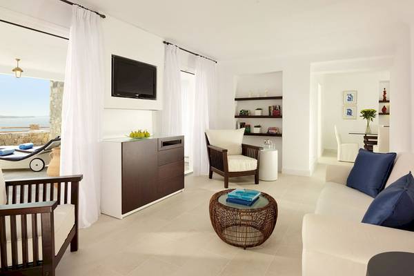 Wohnzimmer des Mykonos Grand Hotel & Resort mit Meerblick, modernen Möbeln und Innendekoration.