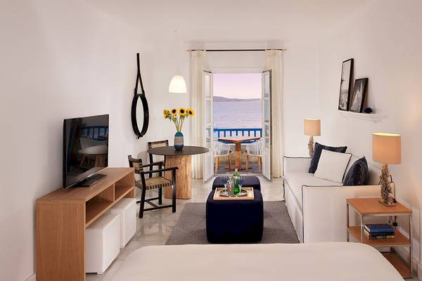 Innenansicht eines Schlafzimmers im Mykonos Grand Hotel & Resort mit Blick auf das Meer