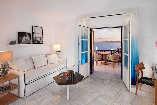 Wohnzimmer des Mykonos Grand Hotel & Resort mit Blick auf das Meer von einem Balkon aus