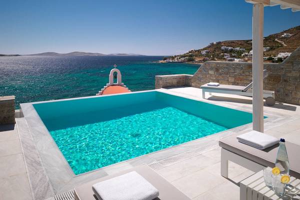 Außenpool auf der Terrasse des Mykonos Grand Hotels mit Blick auf das Meer