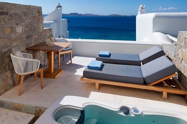 Terrasse mit Jacuzzi und Meerblick im Mykonos Grand Hotel & Resort