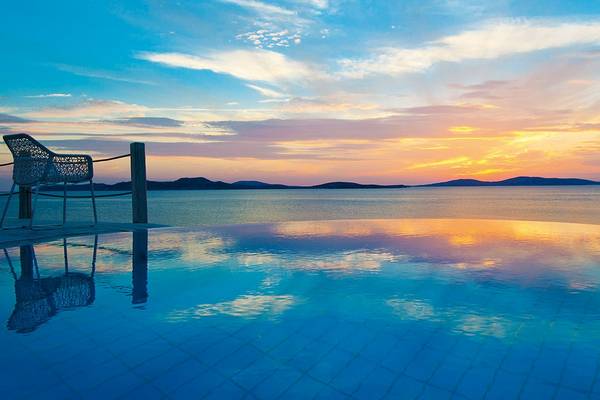 Abendstimmung am Pool des Mykonos Grand Hotel & Resort mit Blick auf das Meer