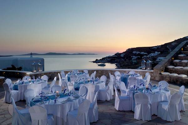 Bankettsaal im Mykonos Grand Hotel & Resort mit Blick auf das Meer und die Insel