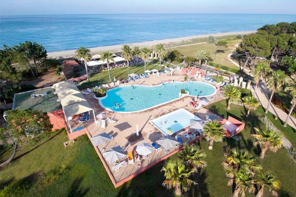 Belambra Clubs Pineto Hotel mit Pool und Palmen von oben gesehen