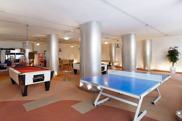 Spielzimmer im Bull Dorado Beach & Spa Hotel mit Tischtennis, Billardtisch und Arcade-Spielen.