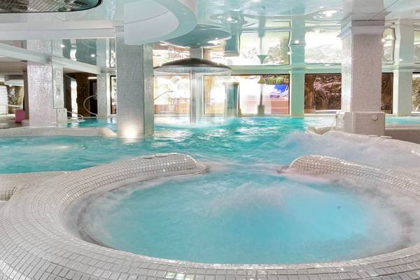 Spa-Bereich im Bull Dorado Beach & Spa Hotel mit mehreren Whirlpools und Wasserfällen.
