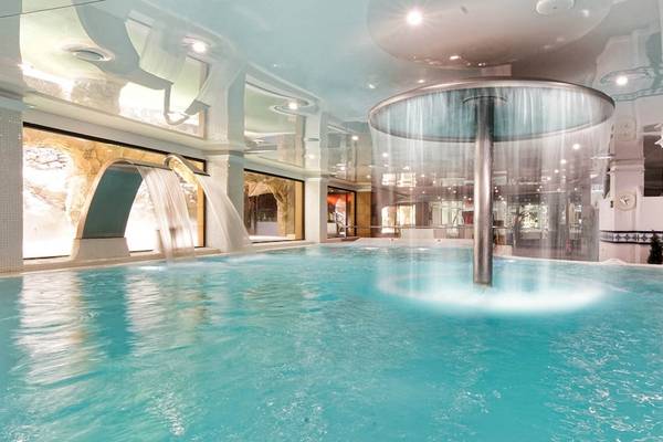 Innenpool im Bull Dorado Beach & Spa Hotel mit zentraler Wasserfallinstallation.