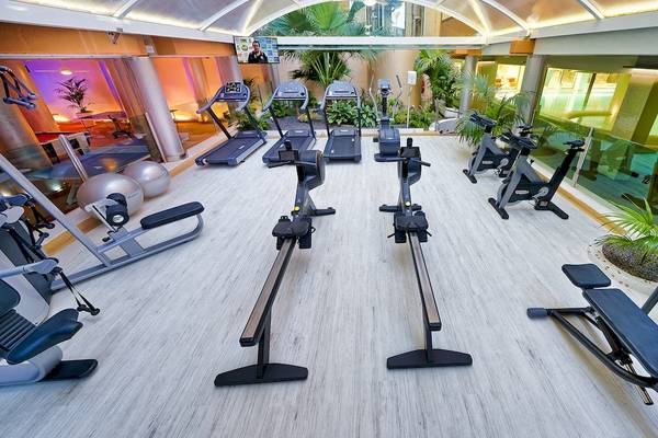 Fitnessstudio im Bull Dorado Beach & Spa Hotel mit verschiedenen Geräten und Pflanzen