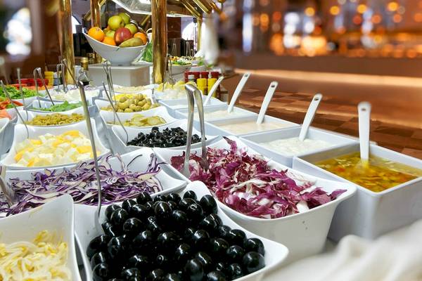 Buffet im Bull Dorado Beach & Spa Hotel mit verschiedenen Salaten und Dips.