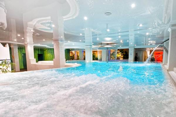 Innenpool im Bull Dorado Beach & Spa Hotel mit Wasserfontaene und Whirlpool