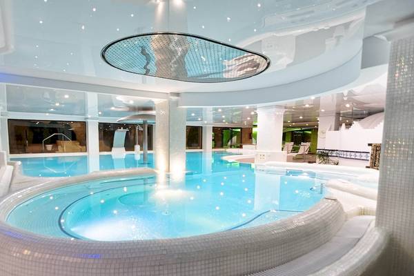 Innenpool im Bull Dorado Beach & Spa mit blauem Wasser und moderner Gestaltung.