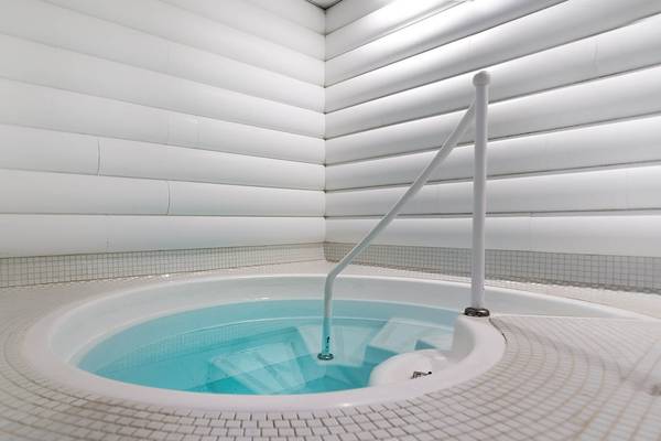 Whirlpool im Bull Dorado Beach & Spa Hotel mit Handlauf und Wasser