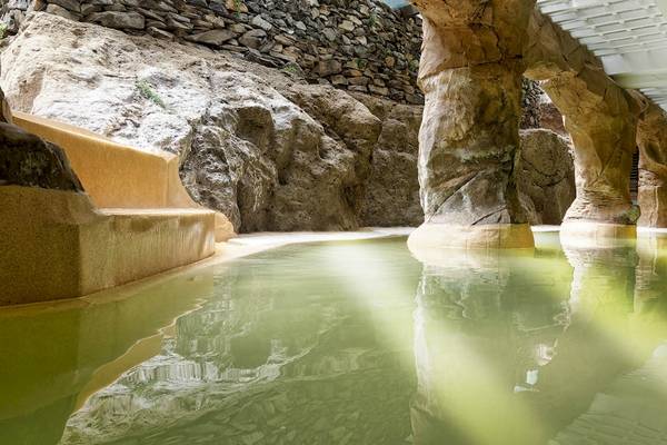 Wasserrutsche im Steindesign im Bull Dorado Beach & Spa Hotel.