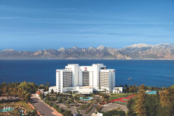 Panorama des Akra Hotels mit Blick auf das Meer und die Berge.