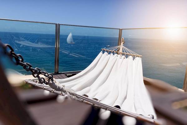 Loungesessel mit Meerblick auf der Terrasse des Bull Dorado Beach & Spa Hotels.