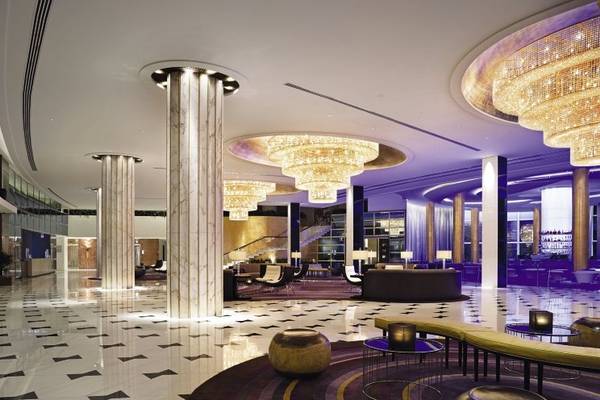 Lobby des Fontainebleau Miami Beach Hotels mit großen Kronleuchtern und modernem Design.