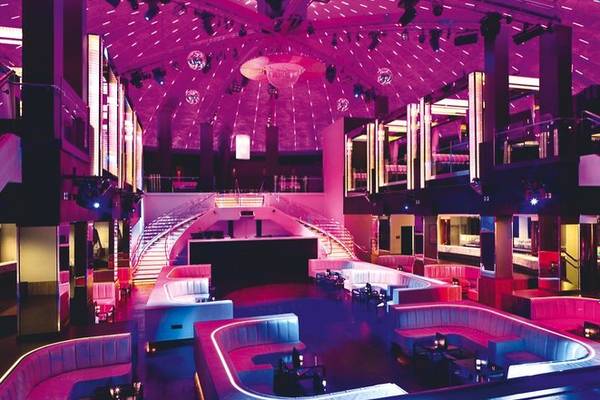 Innenbereich des Fontainebleau Miami Beach mit violetter Beleuchtung und Lounge-Bereichen