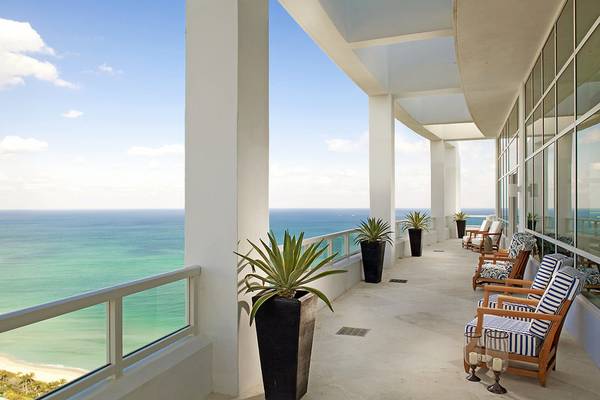 Balkon des Fontainebleau Miami Beach mit Meerblick, moderner Einrichtung und Pflanzen.