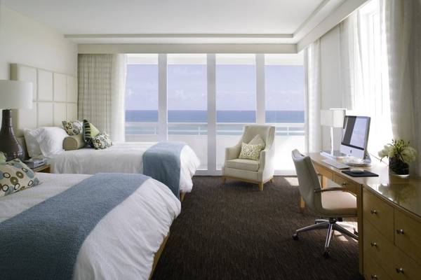 Zimmer im Fontainebleau Miami Beach Hotel mit zwei Betten und Meerblick.