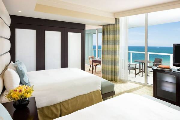Innenansicht eines Zimmers im Fontainebleau Miami Beach Hotel mit Blick auf das Meer.