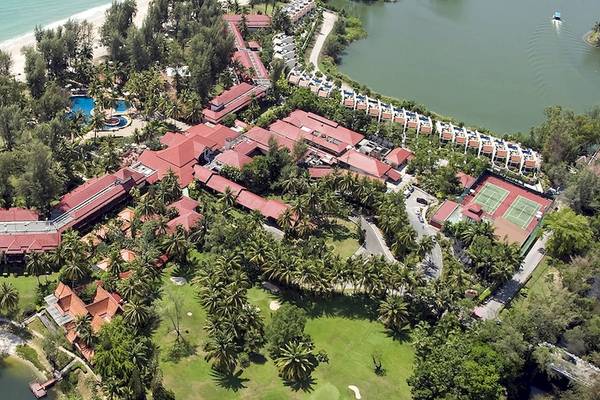 Luftaufnahme des Dusit Thani Laguna Phuket Hotels am Strand mit Swimmingpool und Tennisplätzen.