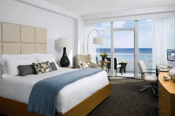 Zimmer im Fontainebleau Miami Beach mit Blick auf das Meer und eine Terrasse
