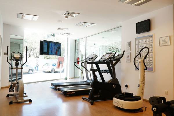 Fitnessbereich im Albatros Spa & Resort mit Laufband, Stepper und Vibrationsplatte.