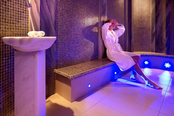 Frau sitzt in einer Sauna im Albatros Spa & Resort