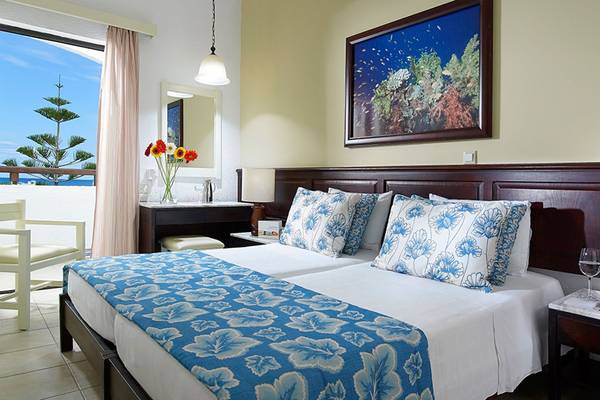 Doppelbett-Zimmer im Albatros Spa & Resort Hotel mit Meerblick, modernem Dekor und komfortabler Einrichtung.