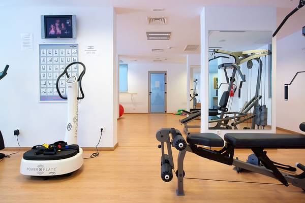 Fitnessbereich im Albatros Spa & Resort mit einer Power Plate und anderen Trainingsgeräten.