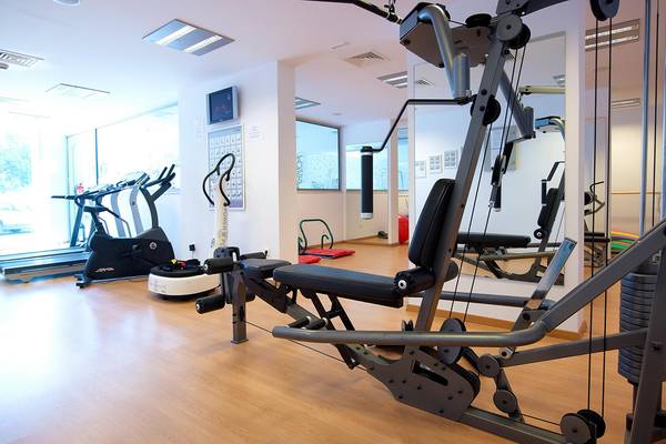 Fitnessbereich im Albatros Spa & Resort mit verschiedenen Trainingsgeräten und Spiegeln