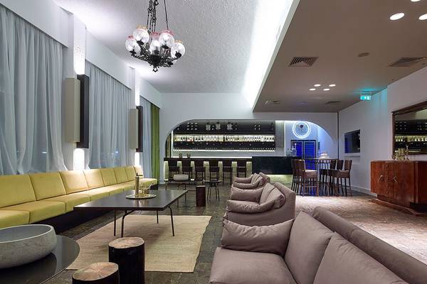 Innenbereich des Albatros Spa & Resort mit Couchgarnitur, Esstisch und Bar.