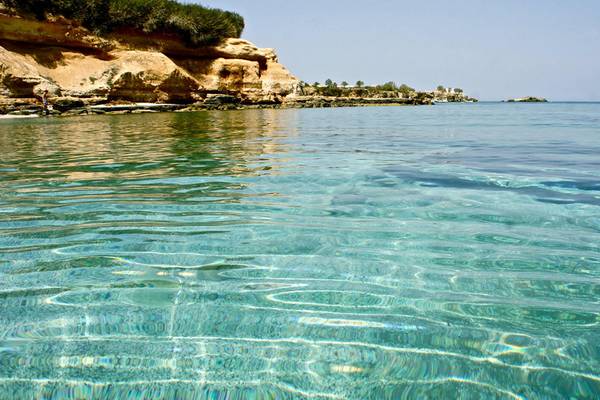 Kristallklares Wasser am Ufer des Albatros Spa & Resort