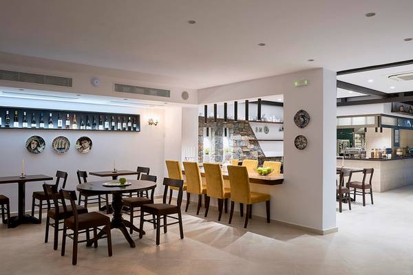 Albatros Spa & Resort Innenbereich des Speisebereichs mit Holztischen und Stühlen