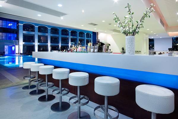 Barbereich im Albatros Spa & Resort mit weißen Barhockern und blauen Akzenten.