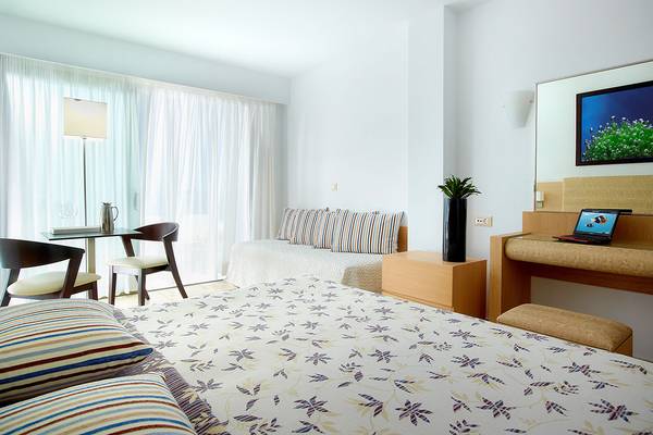 Hotelzimmer im Albatros Spa & Resort mit Doppelbett, Schreibtisch und Sofa