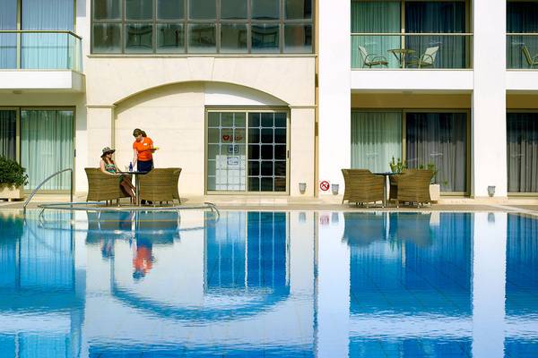 Schwimmbadbereich des Albatros Spa & Resort Hotels mit zwei Personen und einer Serviererin