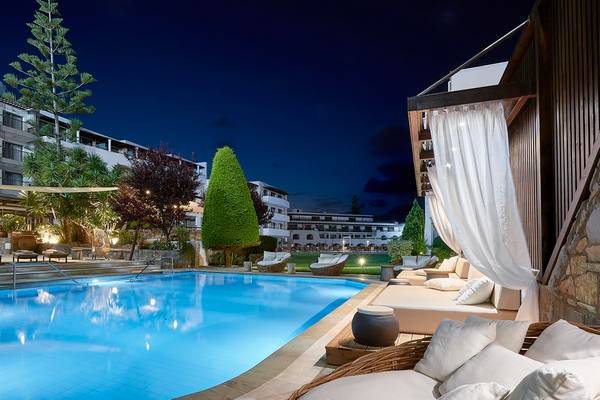 Pool-Nachtansicht im Albatros Spa & Resort mit Lounge-Bereichen und Gebäuden im Hintergrund.