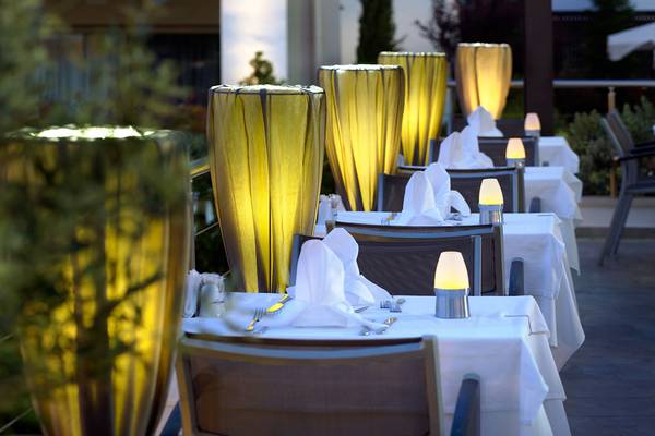 Beleuchtete Tische auf der Terrasse des Albatros Spa & Resort Hotels.
